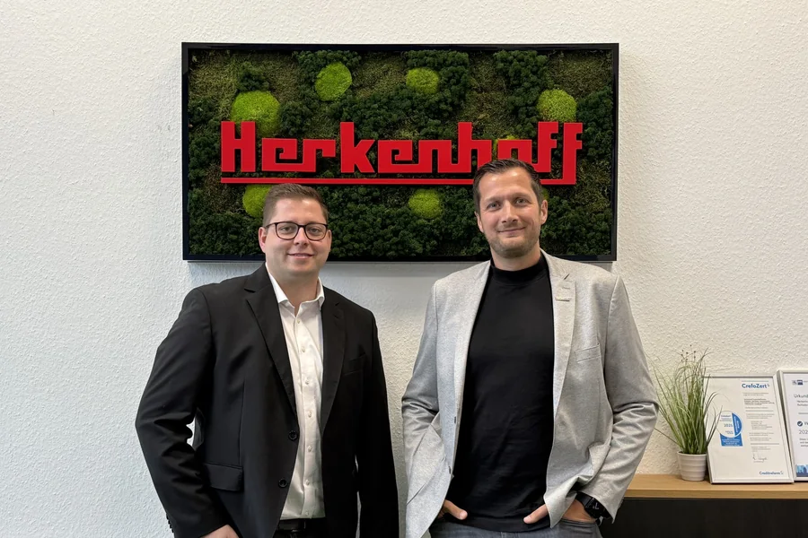 Munir Sperlich (rechts) und Hendrik Herkenhoff (links), Geschäftsführer der Herkenhoff Innentüren GmbH